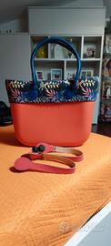 Borsa O Bag con doppia maniglia e accessori