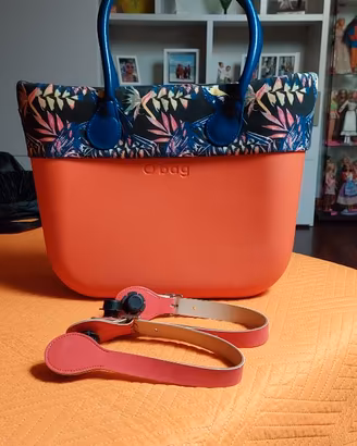 Borsa O Bag con doppia maniglia e accessori