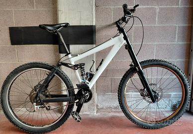 Bicicletta MTB downhill