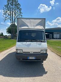 Nissan Trade con sponda idrulica