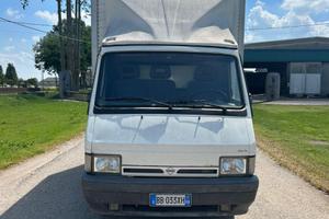 Nissan Trade con sponda idrulica