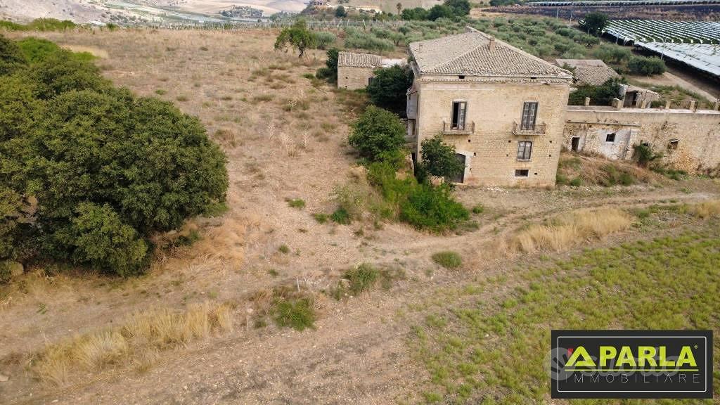 Rustico / Casale di 11400 m² con più di 5 locali a - Altro