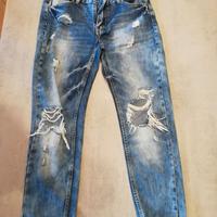 Jeans mom fit con strappi