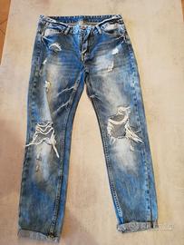 Jeans mom fit con strappi