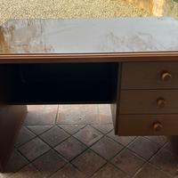 Scrivania in legno