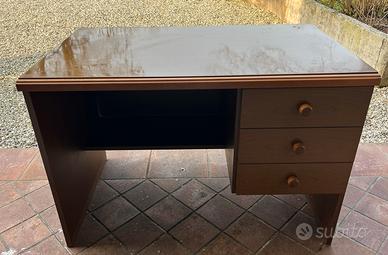 Scrivania in legno