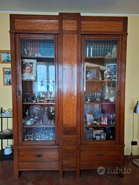 Armadio in legno con 2 ampie vetrine e 2 cassetti