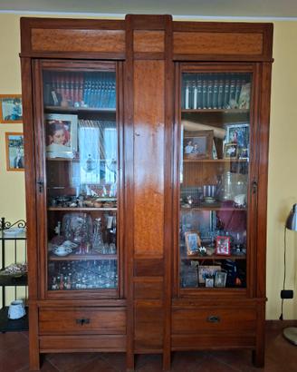 Armadio in legno con 2 ampie vetrine e 2 cassetti