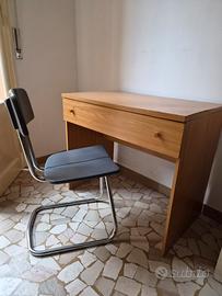 scrivania con sedia