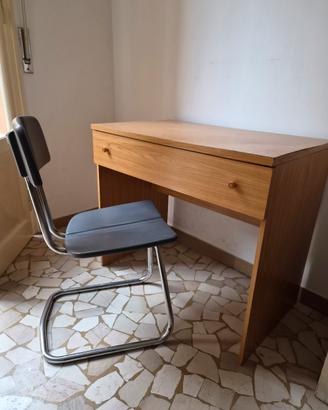 scrivania con sedia