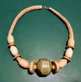 Collana artigianale in legno, polimero e canapa
