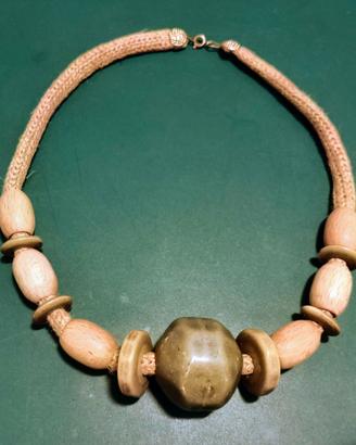 Collana artigianale in legno, polimero e canapa