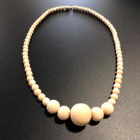 Antica collana graduata di avorio.