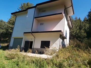 Villa 330 mq + terreno 6100 mq in sila