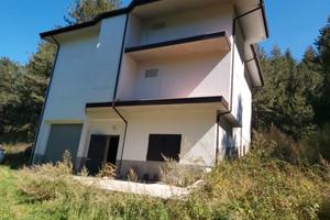 Villa 330 mq + terreno 6100 mq in sila
