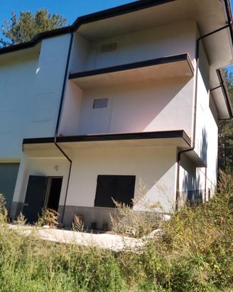Villa 330 mq + terreno 6100 mq in sila