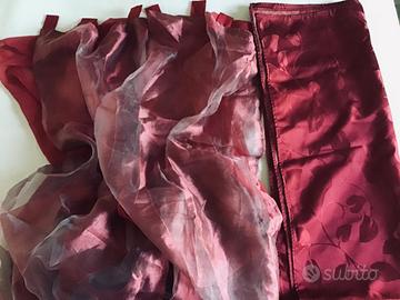 Set 2 tende e una tovaglia rettangolare bordeaux