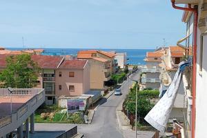 Ampio appartamento con terrazzo 200 mt dal mare