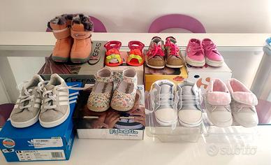 Lotto otto paia di scarpe per bimbi numero 19