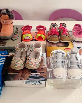 Lotto otto paia di scarpe per bimbi numero 19