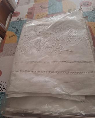 Lenzuolo Matrimoniale e Federe ricamato a mano