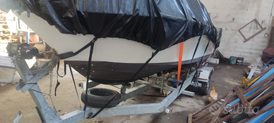 Barca semicabinato con carello