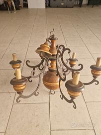 Lampadario in legno e ferro battuto