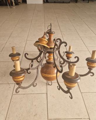 Lampadario in legno e ferro battuto