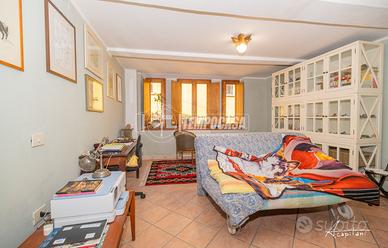 Trilocale ingresso indipendente con cantina