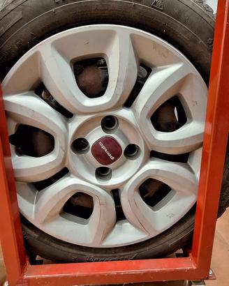 cerchi con pneumatici invernali Fiat pand