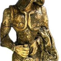 Statua guerriero antico con scudo