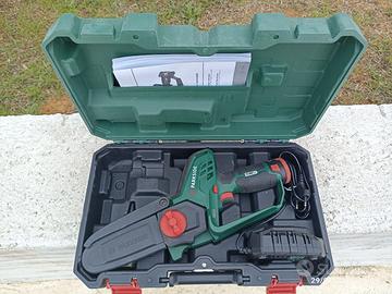Motosega a batteria per potatura