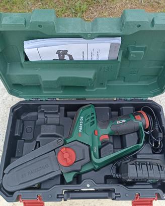 Motosega a batteria per potatura