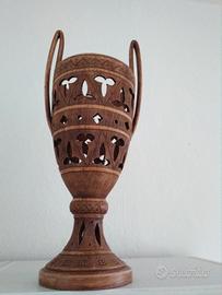 Vaso di ceramica traforata in stile antico Deruta
