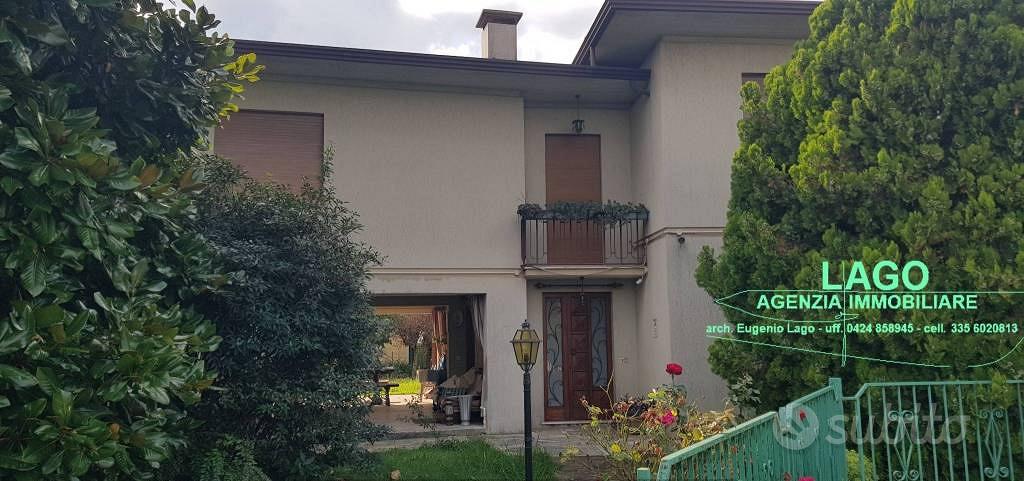 Villa di 294 m² con più di 5 locali e box auto dop - Vista 2