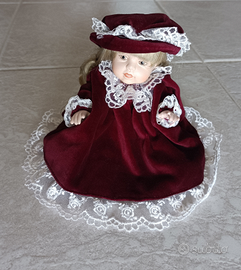 Bambola di porcellana c/abito in velluto e pizzo