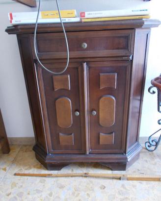 Mobiletto in stile