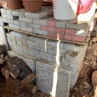 Bancale di autobloccanti grigi e rosa