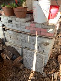 Bancale di autobloccanti grigi e rosa