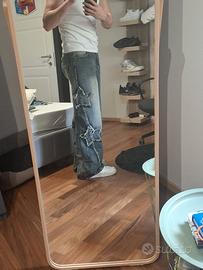Jeans chiaro con stelle ricamate