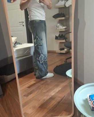 Jeans chiaro con stelle ricamate