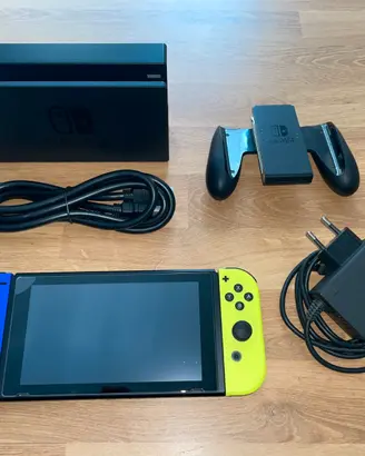 Nintendo Switch V2 + SanDisk 64Gb + Accessori
