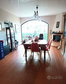 Villa di 340 m² con più di 5 locali e box auto a P