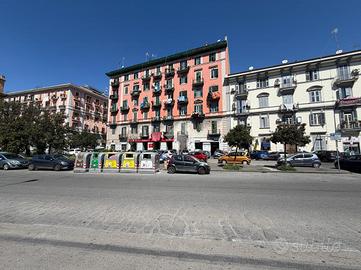 4 LOCALI A NAPOLI