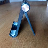 Supporto da scrivania per cellulare colore nero.