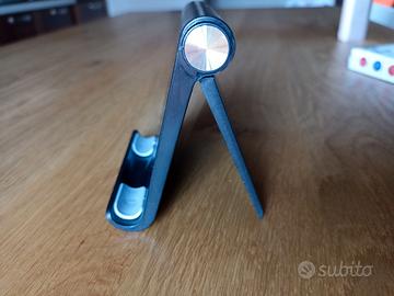 Supporto da scrivania per cellulare colore nero.