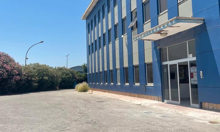 Ufficio coworking stanza arredata tutto incluso