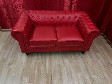 Divano rosso pelle