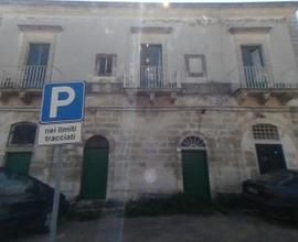 LABORATORIO con LOCALI,ABITAZIONE,PIAZZALE -OSTUNI