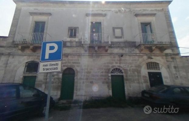 LABORATORIO con LOCALI,ABITAZIONE,PIAZZALE -OSTUNI